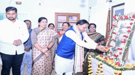 ନେତାଜୀ ସୁବାଷ ଚନ୍ଦ୍ର ବୋଷଙ୍କ ଜନ୍ମସ୍ଥଳୀରେ ପହଞ୍ଚି ଶ୍ରଦ୍ଧାଞ୍ଜଳି ଅର୍ପଣ କଲେ ମୁଖ୍ୟମନ୍ତ୍ରୀ