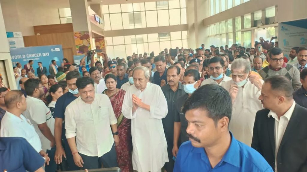 ଗୁରୁତର ସୁଶାନ୍ତଙ୍କୁ ଭେଟିଛନ୍ତି ବିରୋଧି ଦଳର ନେତା ନବୀନ ପଟ୍ଟନାୟକ ।