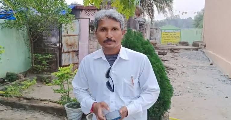 ଅସହାୟ ଶିକ୍ଷକ: ମଜୁରୀ ଲାଗିବାକୁ ମାଗିଲେ ଛୁଟି