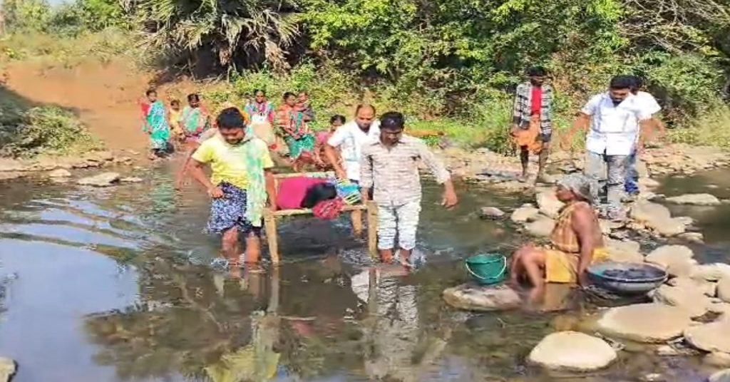 ଗାଁକୁ ପହଞ୍ଚି ପାରିଲାନି ଆମ୍ବୁଲାନ୍ସ, ଏକ କିଲୋମିଟର ବାଟ ଖଟିଆରେ ବୁହା ହେଲେ ପ୍ରସୂତି