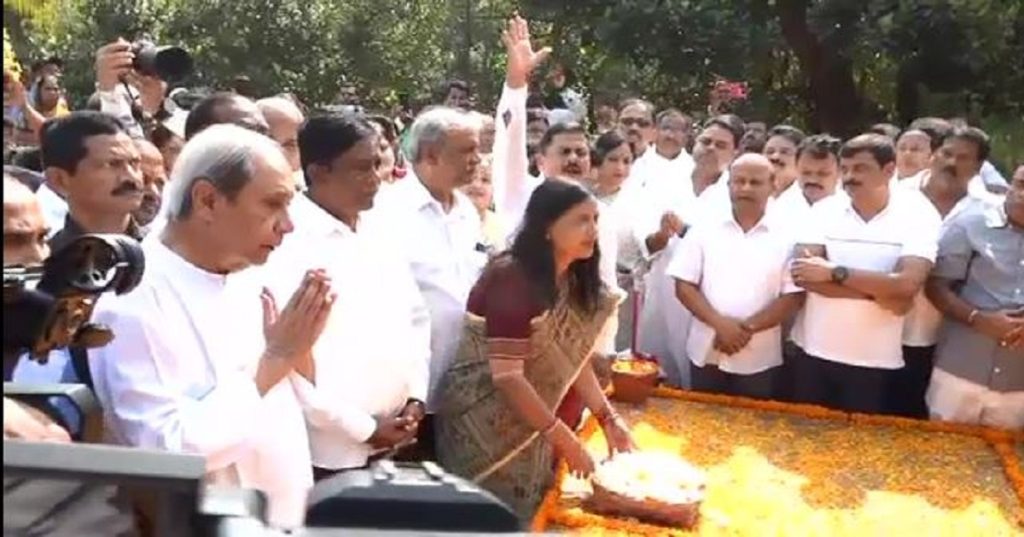 ବିଜୁ ବାବୁଙ୍କ ଜୟନ୍ତୀ! ପ୍ରତିମୂର୍ତ୍ତିରେ ମାଲ୍ୟର୍ପଣ କଲେ ନବୀନ
