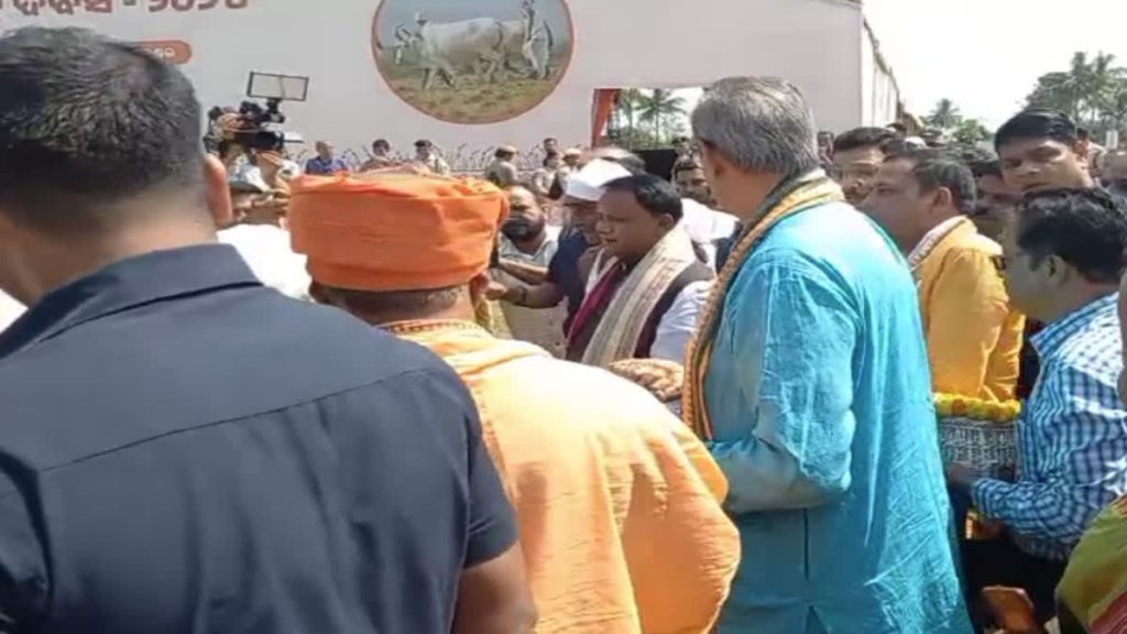 ଭୁବନେଶ୍ୱର ଓୟୁଏଟିର ଶୈକ୍ଷିକ କୃଷି ଫାର୍ମ ଠାରେ ମୁଖ୍ୟମନ୍ତ୍ରୀ ଅଖିମୁଠି ଅନୁକୁଳ କରିଛନ୍ତି