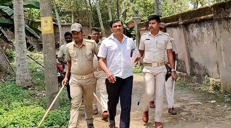 ଯାଜପୁରରେ ବେଆଇନ ସେବାଶ୍ରମ ଉପରେ ପ୍ରଶାସନ ଓ ପୁଲିସ ଚଢ଼ାଉ କରିଛି।