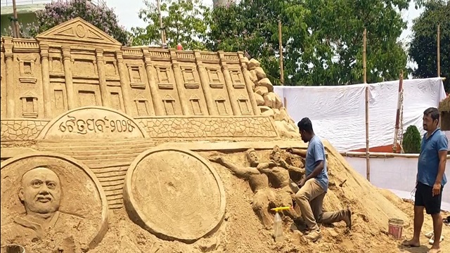 ଇଣ୍ଡିଆ ବୁକ୍ ଅଫ ରେକର୍ଡରେ ସ୍ଥାନ ପାଇଲେ ଯୁବ ବାଲୁକା ଶିଳ୍ପୀ ଦଶରଥ ମହାନ୍ତ