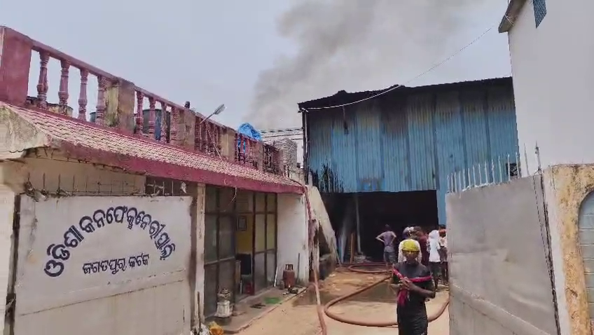 କଟକ: ବିସ୍କୁଟ କାରଖାନାରେ ଭୟାବହ ଅଗ୍ନିକାଣ୍ଡ।
