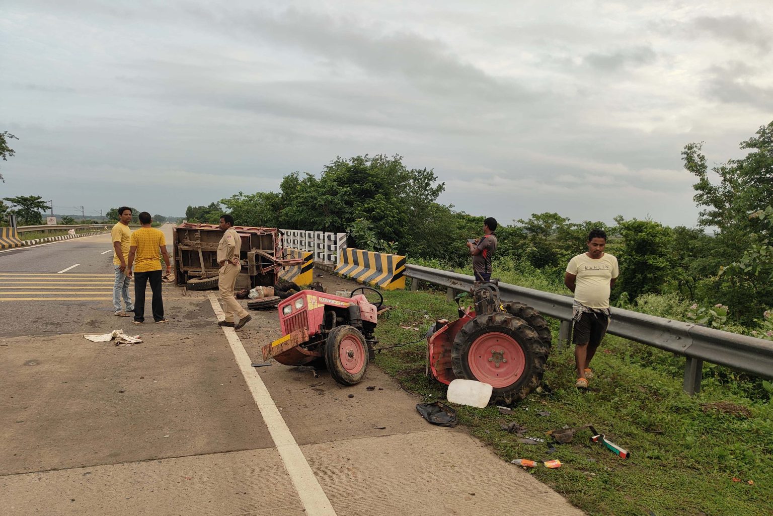ଭୟଙ୍କର ଦୁର୍ଘଟଣା । ଟ୍ରାକ୍ଟରକୁ ଧକ୍କା ଦେଲା ଟ୍ରକ୍ , ୨ ମୃତ ।