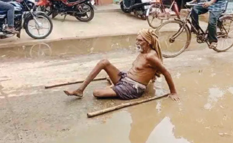 ଭତ୍ତା ପାଇଁ ଘୁଷୁଡ଼ି ଘୁଷୁଡ଼ି ଆସିଲେ ୮୦ ବର୍ଷୀୟ ଜଣେ ବୃଦ୍ଧ
