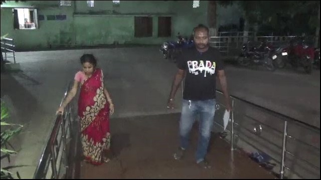 ଗର୍ଭବତୀ ସ୍ତ୍ରୀକୁ ରାସ୍ତାରେ ଛାଡି ଚାଲିଗଲା ସ୍ଵାମୀ।