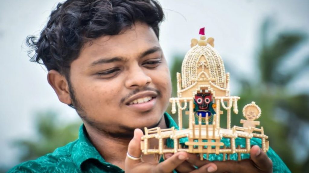 ୧୭୫ଟି ଆଇସକ୍ରିମ୍ କାଠି ଓ ୫୫୧ଟି ତୁଳସୀ ମାଳିରେ ନନ୍ଦିଘୋଷ ରଥ
