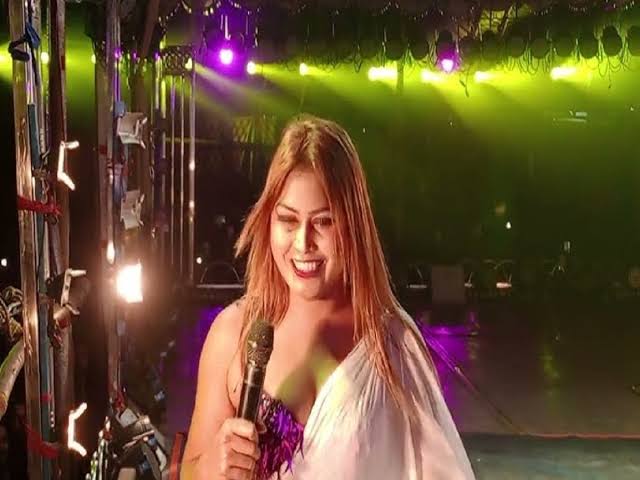 ଆଇଟମ ଡ୍ୟାନ୍ସର ନିଶା ଆସିଲେନି, ଦର୍ଶକ ଷ୍ଟେଜ ଉପରକୁ ଚେୟାର ଫୋପାଡ଼ିଲେ ।