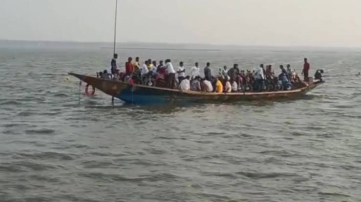 ମଝି ଚିଲିକାରେ ଫସିଲା ଡଙ୍ଗା