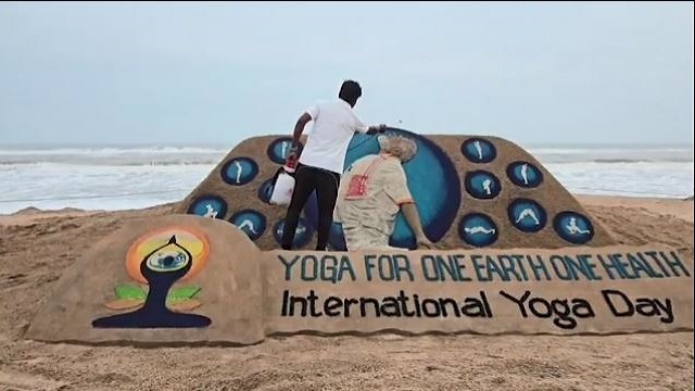 ବାଲୁକା କଳାରେ ଯୋଗ କରି ସୁସ୍ଥ ରହିବାର ବାର୍ତ୍ତା ପ୍ରଦାନ କଲେ ସୁଦର୍ଶନ ପଟ୍ଟନାୟକ