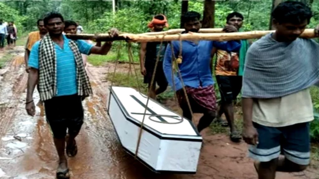 କାଦୁଅ ରାସ୍ତାରେ ଅଟକିଲା ଆମ୍ବୁଲାନ୍ସ,୩ କିମି କାନ୍ଧରେ ବୋହିଲେ କଫିନ