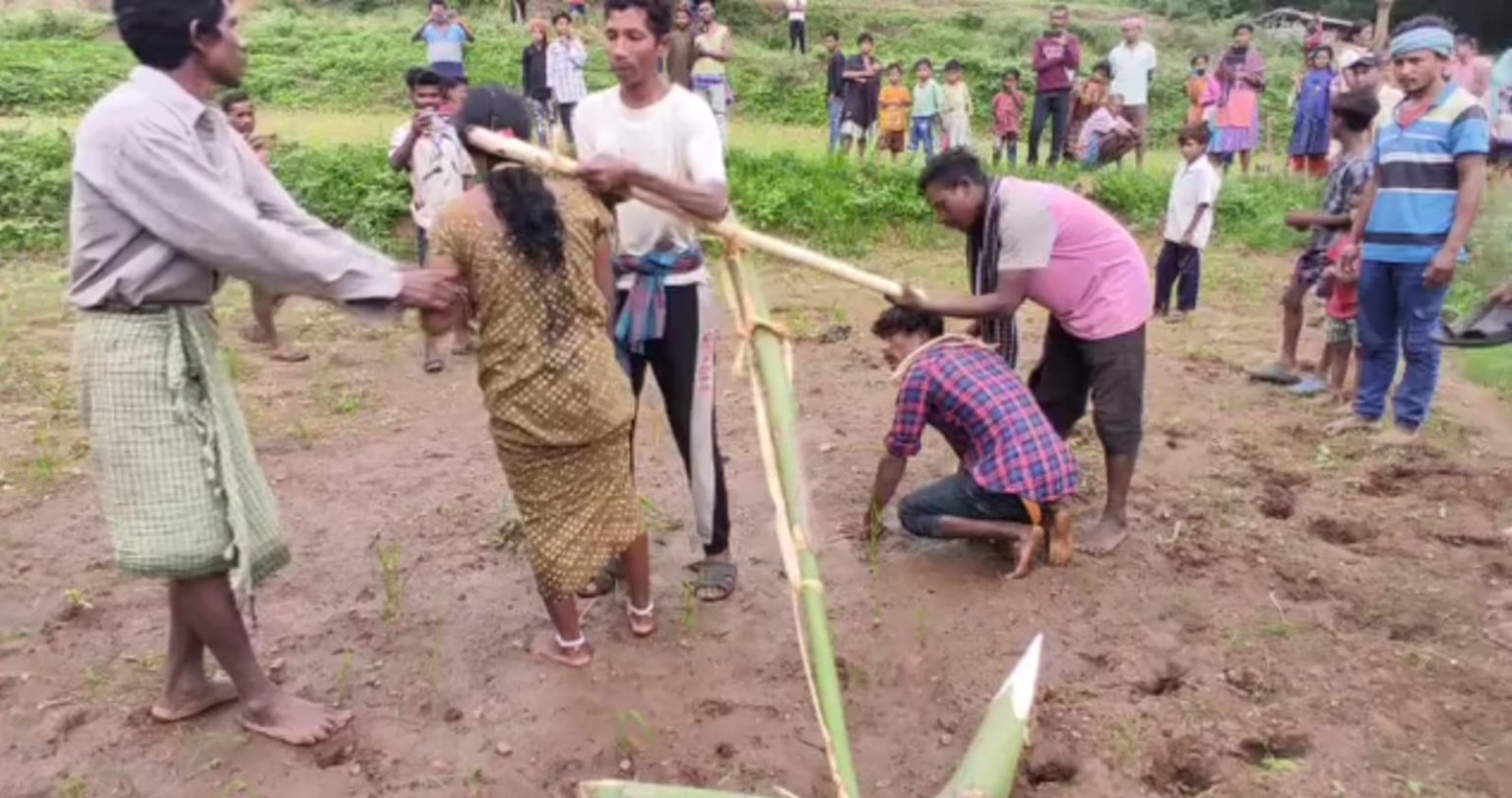 ଅବୈଧ ପ୍ରେମକୁ ନା, ପ୍ରେମୀ ଯୁଗଳଙ୍କୁ ବଳଦ ସଜେଇ ହେଲା ଯୁଝିଲେ ଗ୍ରାମବାସୀ