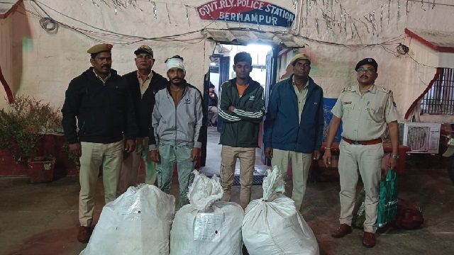 କ୍ରିକେଟ ବ୍ୟାଟ୍ରେ ଗଞ୍ଜେଇ ଚାଲଣ । ମାଡି ବସିଲା ଜିଆରପି ପୋଲିସ