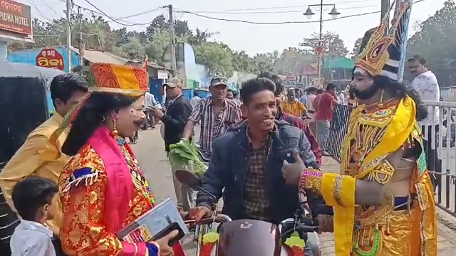 ବେପରୁଆ ଗାଡି ଚାଳକଙ୍କୁ ରାସ୍ତାରେ ଅଟକାଇ ସତର୍କ କଲେ ଯମ ଓ ଚିତ୍ରଗୁପ୍ତ