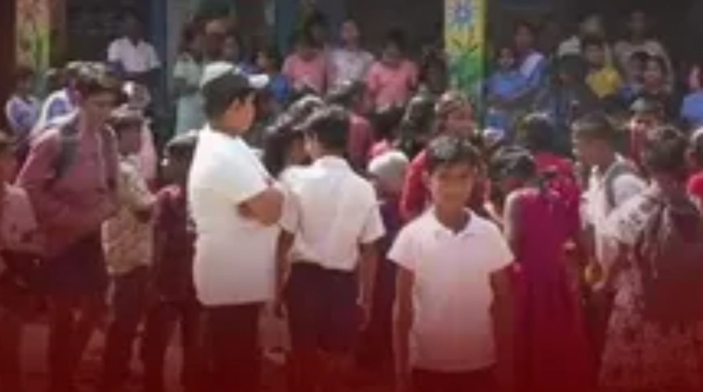 ସ୍କୁଲରେ ଶିକ୍ଷକ ଅଭାବକୁ ନେଇ ପ୍ରତିବାଦ; ସମସ୍ତ ଛାତ୍ରଛାତ୍ରୀ ଫିଙ୍ଗିଦେଲେ ୟୁନିଫର୍ମ