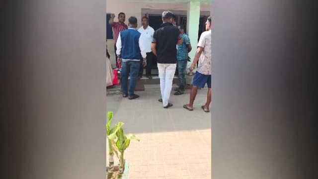 ସ୍କୁଲରେ ବିଜ୍ଞାନ ଶିକ୍ଷକଙ୍କ ‘ପ୍ରେମ ପାଠ’: ଛାତ୍ରୀଙ୍କୁ ଅସଦାଚରଣ ଅଭିଯୋଗ