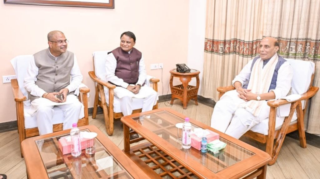 ଭୁବନେଶ୍ୱରରେ ପ୍ରତିରକ୍ଷା ମନ୍ତ୍ରୀ ରାଜନାଥ ସିଂ: ସ୍ୱାଗତ କଲେ ମୁଖ୍ୟମନ୍ତ୍ରୀ