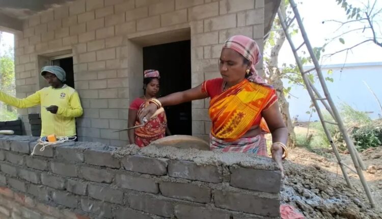 ମହିଳାଙ୍କ ଉଦାହରଣ ପାଲଟିଛନ୍ତି ରାଜମିସ୍ତ୍ରୀ ବାହା ହେମ୍ବ୍ରମ୍