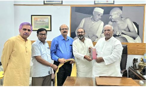 ଖଡଗେଙ୍କୁ ଭେଟିଲେ ରାଜ୍ୟସଭା ପ୍ରାର୍ଥୀ ଦତ୍ତେଶ୍ଵର ହୋତା