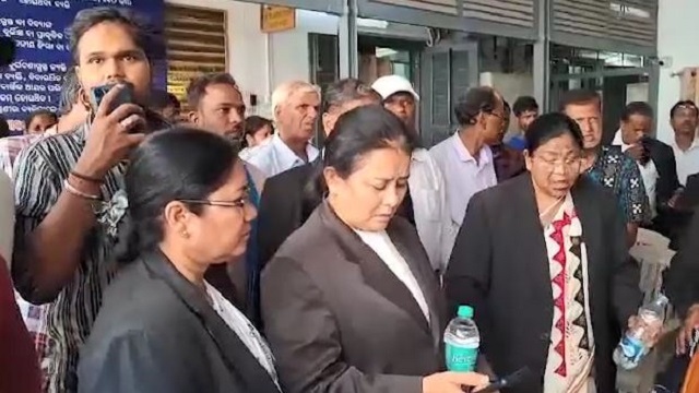 କୋର୍ଟ ନିକଟରେ ସ୍ତ୍ରୀକୁ ଠେଙ୍ଗାରେ ପିଟି ପିଟି ଲହୁ ଲୁହାଣ କଲା ସ୍ୱାମୀ