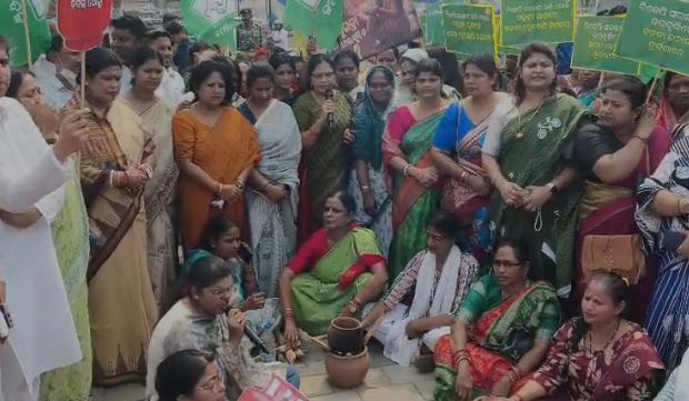 ଗ୍ୟାସ୍ ସଙ୍କଟ ରାଜନୀତି : ରାସ୍ତା ଉପରେ କାଠ ଚୁଲି ଜାଳି ଚା’ କଲା ବିଜେଡି