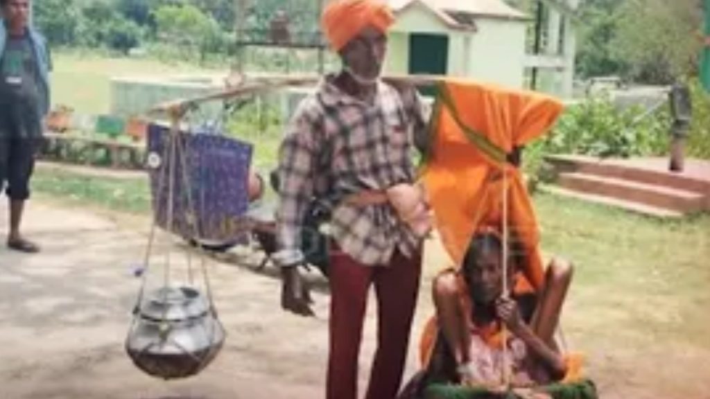 ଭତ୍ତା ପାଇଁ ବୁଢୀ ମାଆଙ୍କୁ ଭାରରେ ବୋହିଆଣିଲେ ପୁଅ