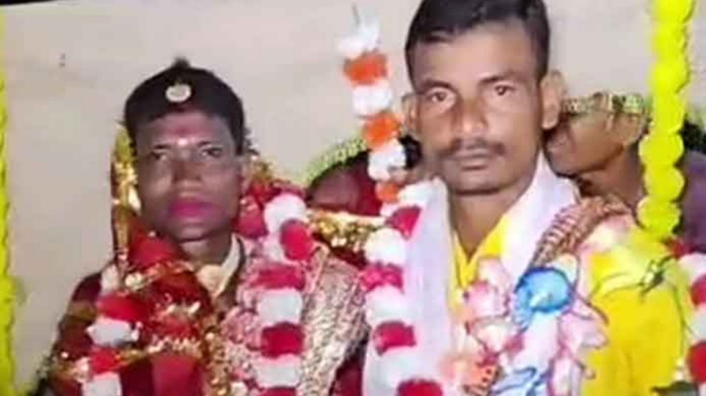 ବର୍ଷା ପାଇଁ ଦୁଇ ପୁରୁଷଙ୍କ ମଧ୍ୟରେ ପଡ଼ିଲା ହାତଗଣ୍ଠି ! ବାହାଘର କରି ବର୍ଷାକୁ ନିମନ୍ତ୍ରଣ କରିଛନ୍ତି ଗ୍ରାମବାସୀ