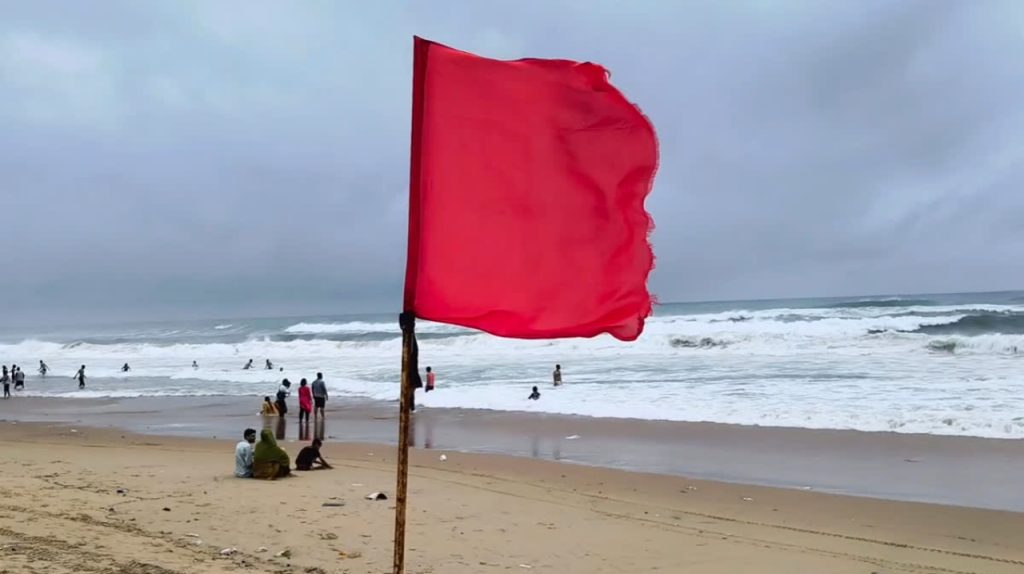 ପୁରୀ ବେଳାଭୂମିରେ ଲାଗିଲା ରେଡ୍ ଫ୍ଲାଗ, ପର୍ଯ୍ୟଟକଙ୍କୁ ସମୁଦ୍ର ମନା