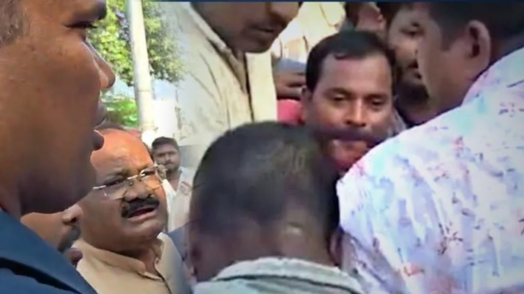 ବନ୍ୟାଞ୍ଚଳ ପରିଦର୍ଶନବେଳେ ଖଲ୍ଲିକୋଟ ବିଧାୟକଙ୍କ ବେକରେ ଗାମୁଛା ପକାଇ ଟଣାଓଟରା